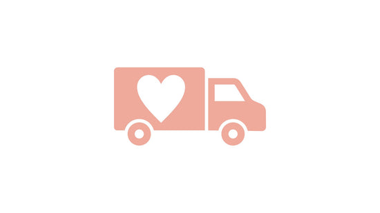 Un dessin d'un camion livrant un coeur car les produits sont rapidement expédiés aux clients sur le site de produits pour bébés Bloomy Baby, notamment dédiés à la diversification alimentaire