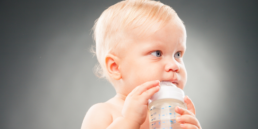 A partir de quel âge bébé peut-il boire de l’eau pure ?