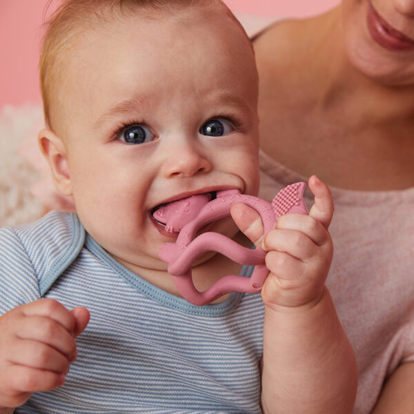 Ce n'est pas un secret, les bébés qui font leurs dents adorent mâcher ! Voici donc un bracelet de dentition très ingénieux de la marque B.Box, conçu pour être saisi ou porté comme un bracelet, ce qui rend son utilisation très instinctive pour bébé. Son design texturé aide à masser les gencives douloureuses et à éveiller la curiosité.  Fabriqué en silicone souple de qualité alimentaire, le bracelet de dentition peut être utilisé pour soulager l'enfant au cours des différentes étapes de la poussée dentaire.