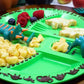 Assiette à 4 compartiments et 3 couverts pour les bébés sur le thème des dinosaures pour accompagner votre enfant dans la diversification alimentaire de façon ludique et amusante.