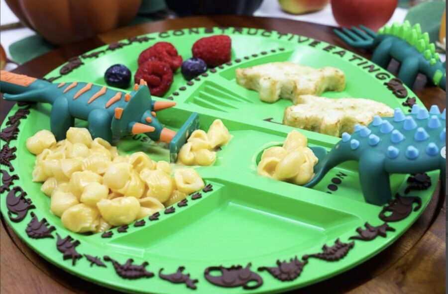 Assiette à 4 compartiments et 3 couverts pour les bébés sur le thème des dinosaures pour accompagner votre enfant dans la diversification alimentaire de façon ludique et amusante.