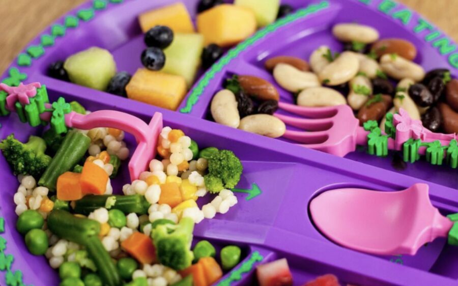Assiette à 4 compartiments et 3 couverts pour les bébés sur le thème du jardinage pour accompagner votre enfant dans la diversification alimentaire de façon ludique et amusante.